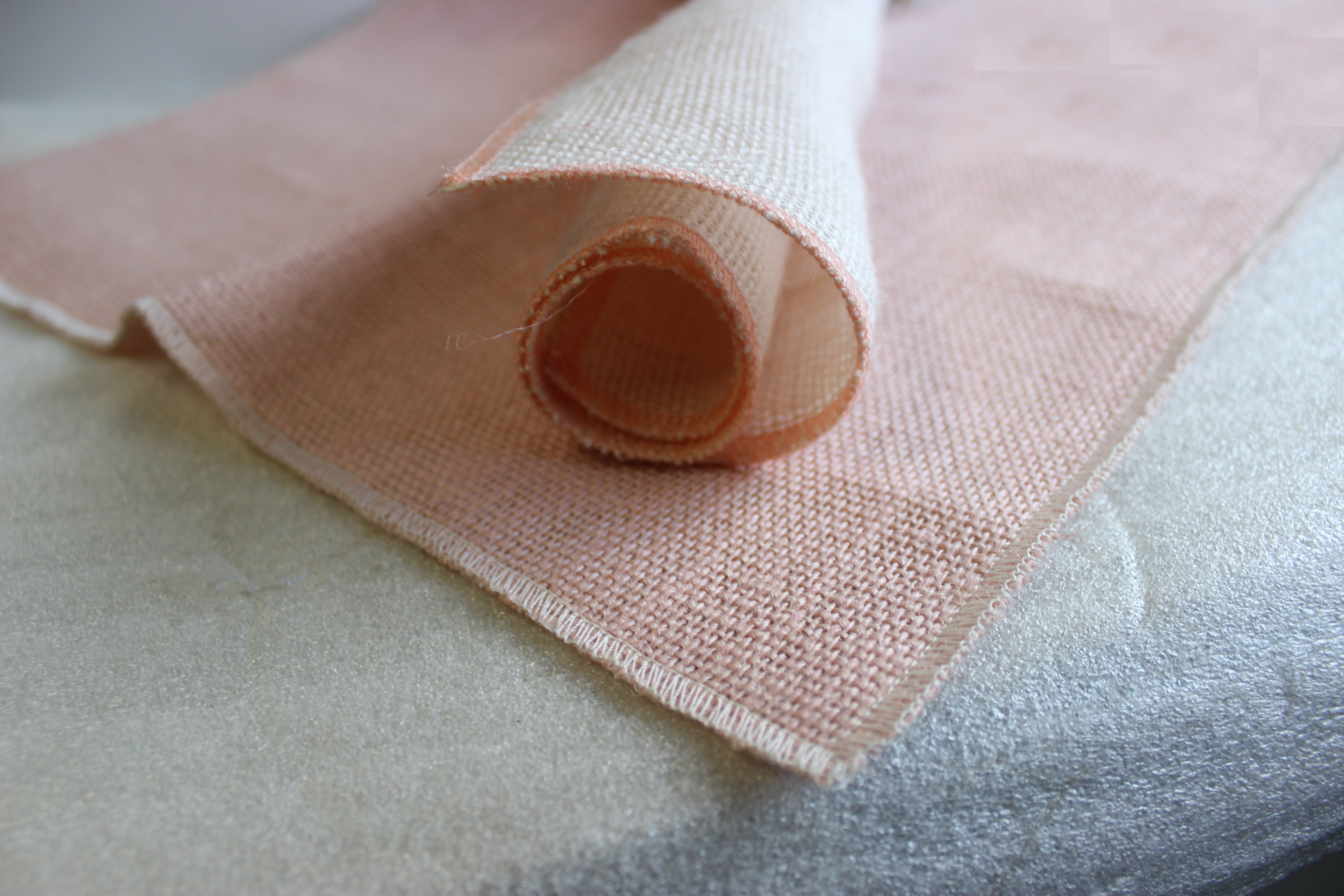 Set of Peach Runner Oyster Edge with 4 Contrasting Napkins