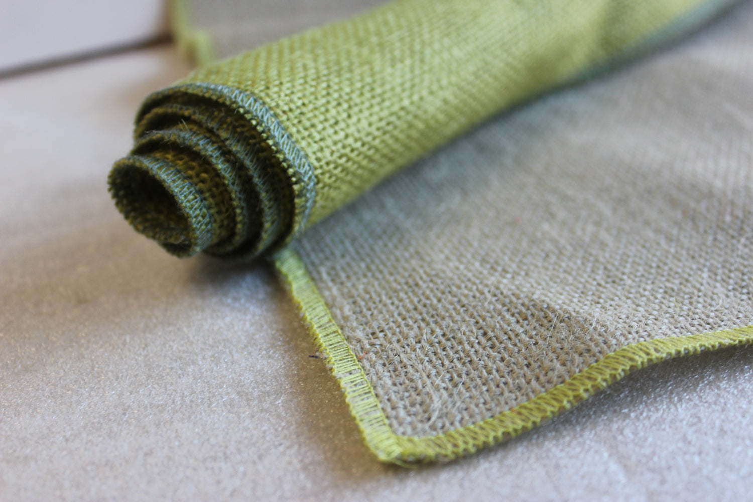 Set of Sage Runner Avocado Edge w/ 4 Contrasting Napkins