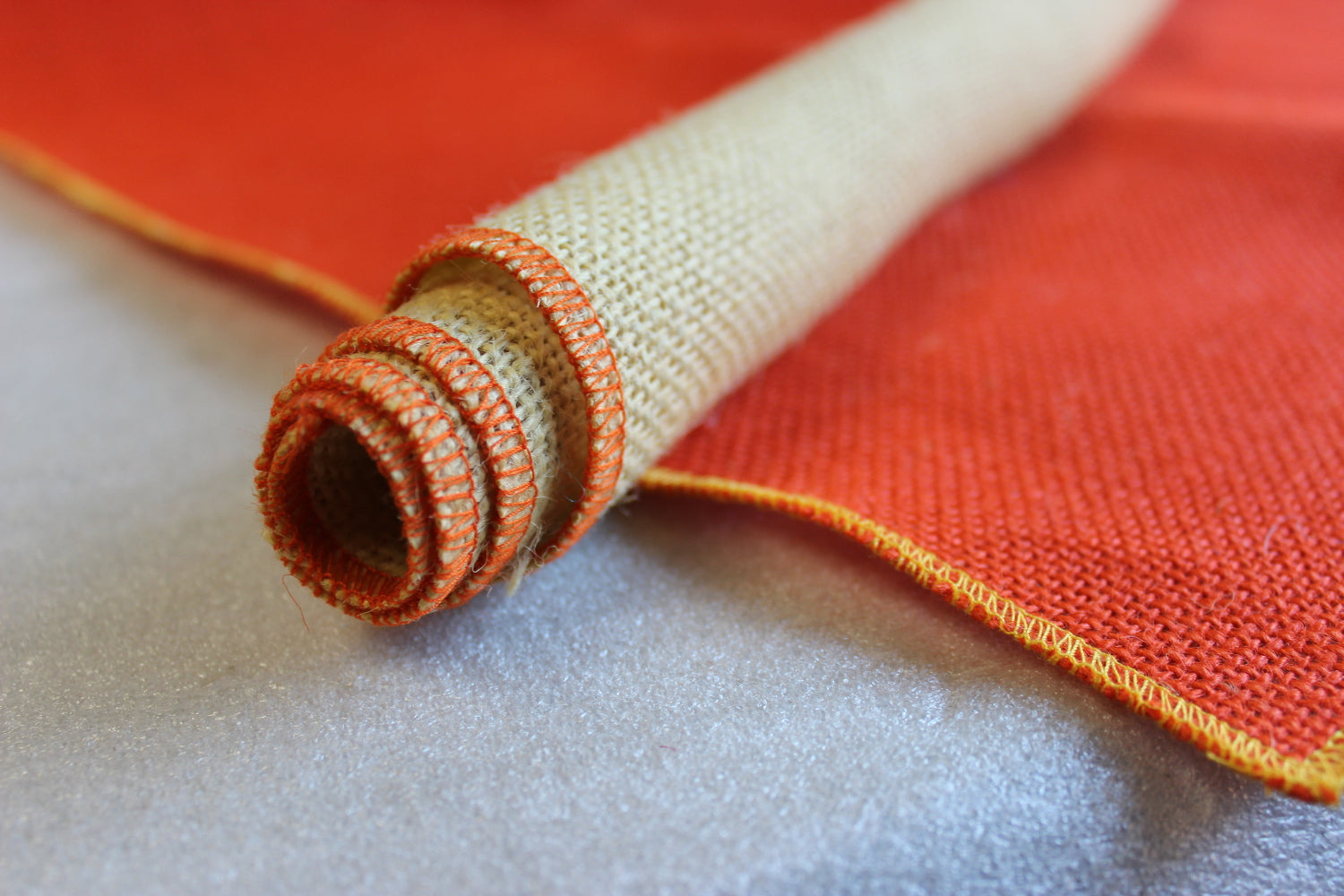 Set of Tangerine Runner Butter Edge with 4 Contrasting Napkins